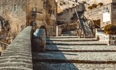 ahşap vagon ve Matera geçmişte eski stil kullanılan Şarap fıçıları tipik araç ile eski tarihi manzara