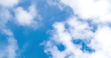 Beyaz bulutların üzerinde mavi gökyüzü zaman atlamalı döngü