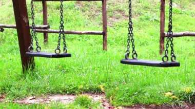 çocuk, oyun alanı, sallanan zincirleri ile eski boş salıncaklar taşındı gelen Rüzgar