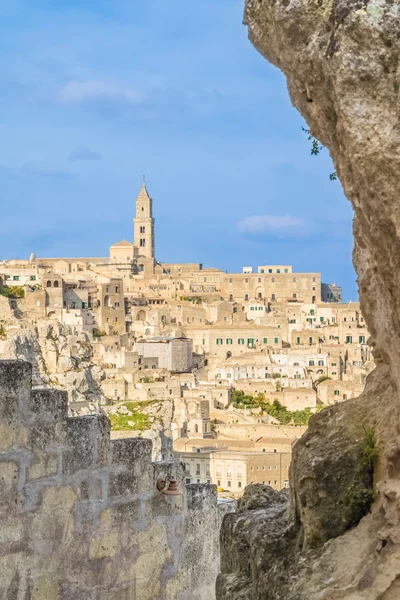 Δείτε χαρακτηριστικές πέτρες (Sassi di Matera) και την εκκλησία της Ματέρα Unesco πολιτιστική πρωτεύουσα της Ευρώπης 2019 κάτω από το γαλάζιο του ουρανού — Φωτογραφία Αρχείου