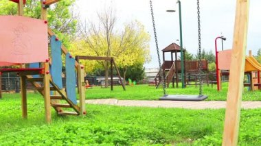 çocuk, Rüzgar, yeşil çayır arka plan üzerinde taşındı için oyun alanı, sallanan zincirleri ile boş salıncak