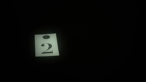 Man spela med kort med nummer på svart bord, ljus på nummer, gratulationen gott nytt år, 2016 — Stockvideo