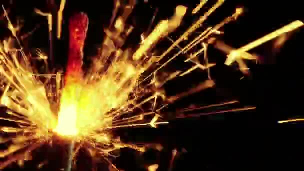 Gros plan de feu d'artifice scintillant brûlant sur fond noir, félicitations fête de bienvenue bonne année, célébration de Noël — Video