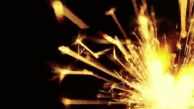 adam maytap havai fişek siyah bir arka plan üzerinde Tebrikler, yanan ışıklar Selamlar, parti, mutlu yeni yıl, yılbaşı kutlama