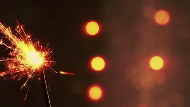 Feuerwerk Wunderkerze brennt auf Bokeh Licht Hintergrund, Gratulation Gratulation Party frohes neues Jahr, Weihnachtsfeier