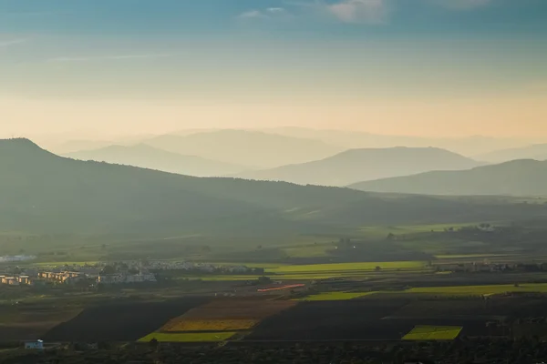 Neblige Landschaft mit Bergen — Stockfoto