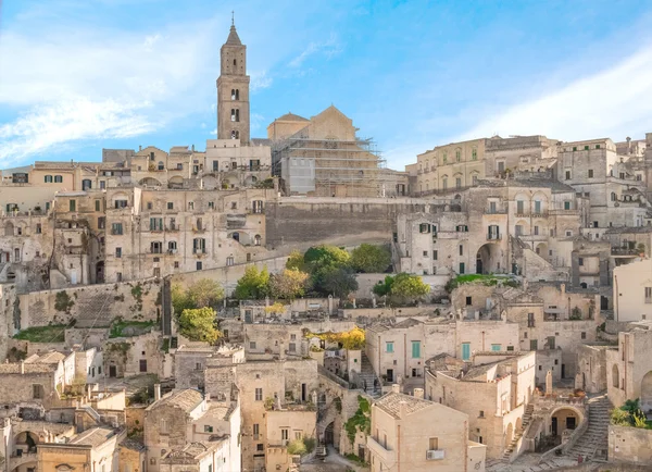 Vista panorámica de las piedras típicas (Sassi di Matera) y la iglesia de Matera Capital Europea de la Cultura de la UNESCO 2019 bajo el cielo azul —  Fotos de Stock