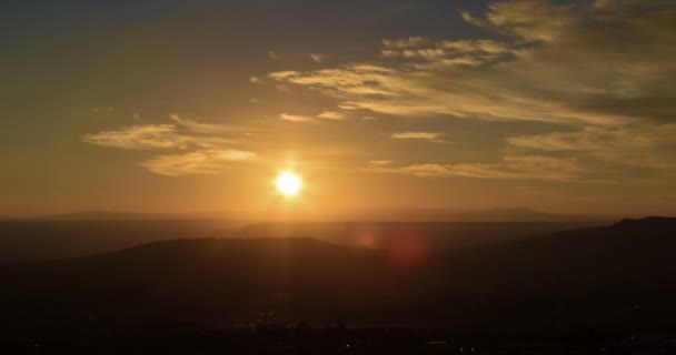 Сцена заката с горами в фоновом режиме, красочное небо с мягкими облаками — стоковое видео
