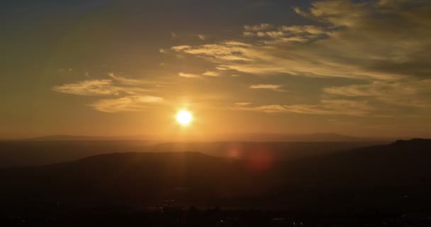 Apus de soare scenă cu munți în timp de fundal se scurge, cer colorat cu nori moi — Videoclip de stoc