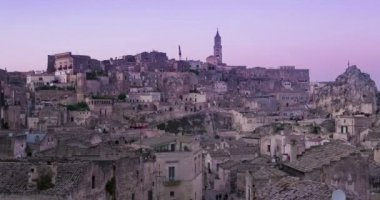 panoramik tipik taşlar ve kilise Matera günbatımı gökyüzü zaman atlamalı altında