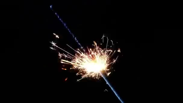 Fogos de artifício sparkler queimando em um fundo preto, parabéns, saudações, festa, feliz ano novo — Vídeo de Stock