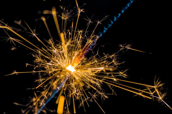 Fuochi d'artificio scintillante bruciore su sfondo nero, festa di auguri felice anno nuovo, festa di Natale — Foto Stock