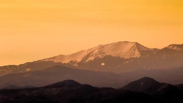 Góry na zachód słońca, śnieg — Zdjęcie stockowe