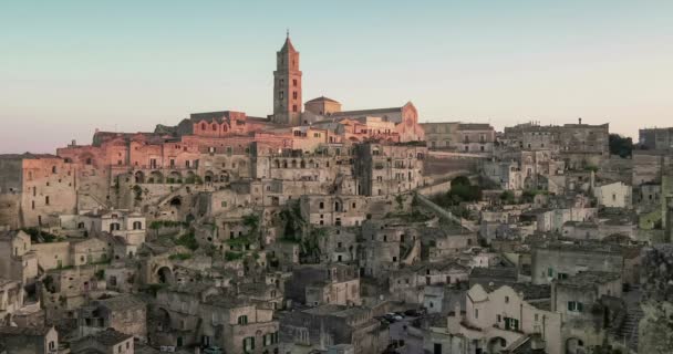Vue panoramique sur les pierres typiques et l'église de Matera sous le coucher du soleil ciel laps de temps — Video