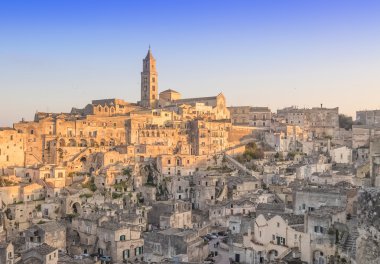 panoramik tipik taşlar ve kilise Matera altında başlamak günbatımı gökyüzü