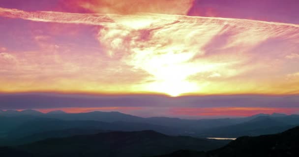 Cena do pôr do sol com montanhas em segundo plano lapso de tempo, céu colorido com nuvens suaves — Vídeo de Stock