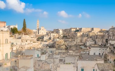 panoramik tipik taşlar (Sassi di Matera) ve Matera Unesco Avrupa sermaye ve kültür 2019 kilise mavi gökyüzü altında 