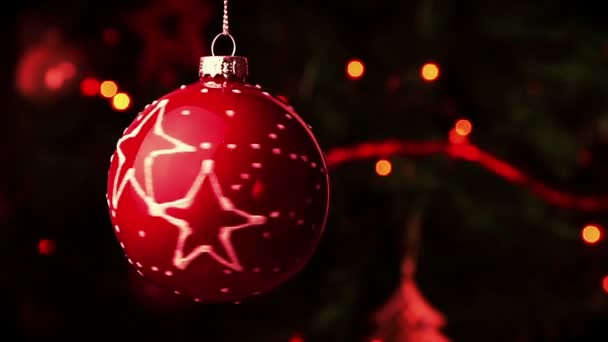 Bola vermelha da decoração do Natal. abstrato árvore de natal luzes bokeh — Vídeo de Stock