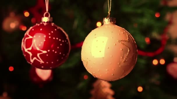 Navidad y año nuevo bolas de decoración. árbol de navidad abstracto luces bokeh — Vídeos de Stock