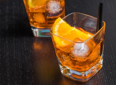 iki spritz aperatif aperol portakal dilimleri ve buz küpleri ile kokteyl bardak