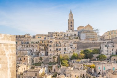 panoramik tipik taşlar (Sassi di Matera) ve Matera Unesco Avrupa sermaye ve kültür 2019 kilise mavi gökyüzü altında 