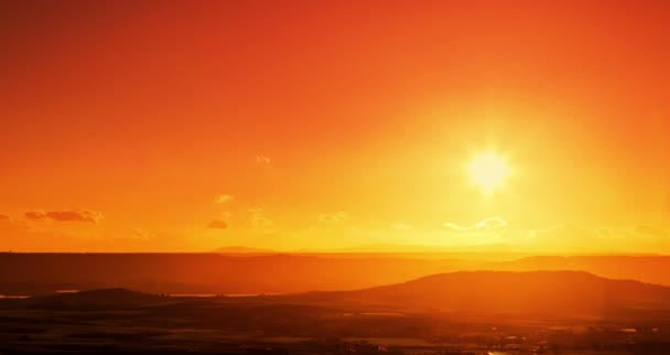 Sonnenuntergangsszene mit Sonnenuntergang hinter den Bergen und Wolken im Hintergrund, Zeitraffer-Aufnahme, warmer bunter Himmel mit weichen Wolken — Stockvideo