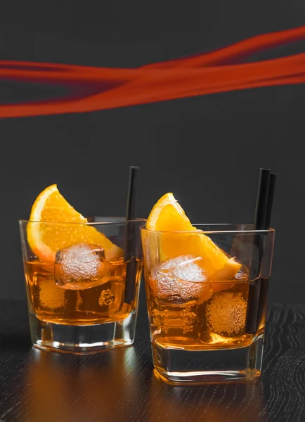 Dos vasos de aperitivo spritz cóctel aperol con rodajas de naranja y cubitos de hielo — Foto de Stock