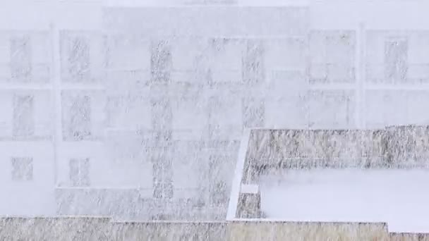 Neige intense. Tombé de la fenêtre flocons de neige, blizzard avec vue sur la ville — Video