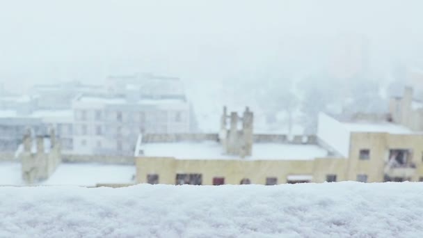 Sníh. Pádu z okna vločky s dolly pohyb kamery s výhledem na město — Stock video