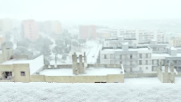 Neve. Queda de flocos de neve janela com movimento dolly câmera com vista para a cidade — Vídeo de Stock