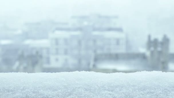 Sneeuw. Vallen van venster sneeuwvlokken met selectieve aandacht met uitzicht op de stad — Stockvideo