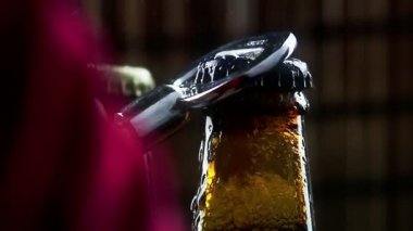 adam tıpasını üç köpük ve damla koyu arka plan pub ile taze bira şişesi