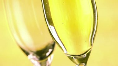 Şampanya altın kabarcıkları ile dolum flüt