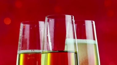 Şampanya altın kabarcıkları kırmızı bokeh arka plan, Noel tatili ile dolum flüt