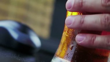 adam içki taze bira fare ve pc klavye arka plan önünde köpük ile