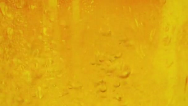 Frisches Bier mit Schaum ins Glas als Hintergrund — Stockvideo