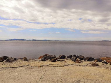 Taştan bir seti olan deniz kıyısı. Karadeniz kıyısında. Yürüyüş için toprak yol. Bulgaristan Cumhuriyeti