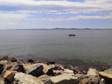 Taştan bir seti olan deniz kıyısı. Karadeniz kıyısında. Yürüyüş için toprak yol. Bulgaristan Cumhuriyeti