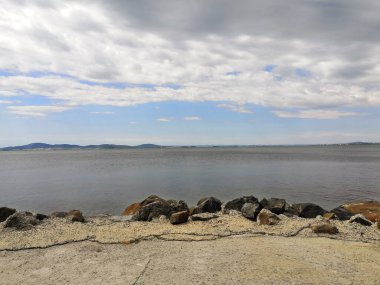 Taştan bir seti olan deniz kıyısı. Karadeniz kıyısında. Yürüyüşler için set geçidi.