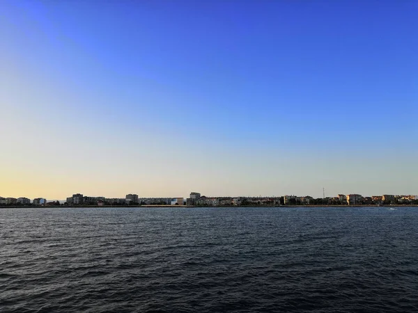 Escritorio de madera largo superior con vista al mar borrosa verano y espacio de copia, concepto de cielo relajante, hermoso fondo tropical para el paisaje de viaje — Foto de Stock