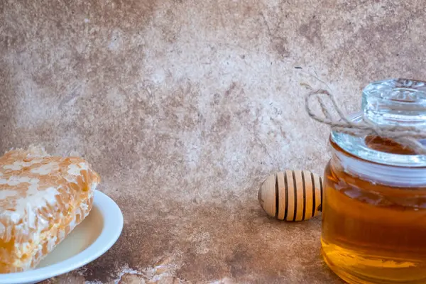 Vaso Vetro Pieno Miele Piatto Con Nido Ape Paletta Tavolo — Foto Stock