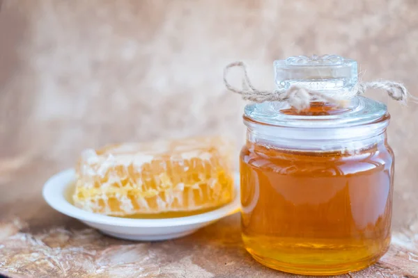 Glass Jar Full Honey Plate Honeycomb Dipper Wooden Table Checkered — Stock Photo, Image