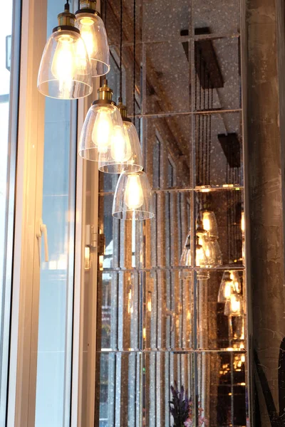 Einem Holzfenster Hängen Retro Glühbirnen Einem Roten Draht Lampen Hängen — Stockfoto