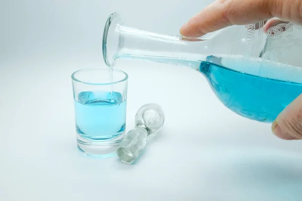 Blauwe Alcoholische Drank Een Karaf Cocktail Met Blauwe Gin Een — Stockfoto