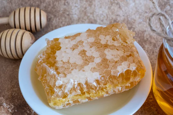 Μέλι Μέλι Ξύλινο Τραπέζι Ρουστίκ Στυλ Γυάλινο Βάζο Γεμάτο Μέλι — Φωτογραφία Αρχείου