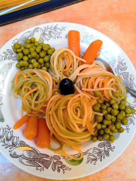 Obiad Talerzu Spaghetti Marchewką Oliwkami Makarony Pełnoziarniste Warzywami — Zdjęcie stockowe