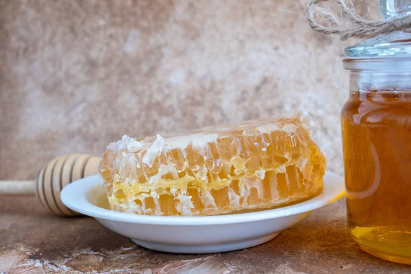 Glazen Pot Vol Honing Bord Met Honingraat Dipper Houten Tafel — Stockfoto