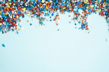 arka planı düzenle. Metnin için boş yer. Renkli taşlar. farklı renkteki akvaryum için arkaplan küçük taşlar