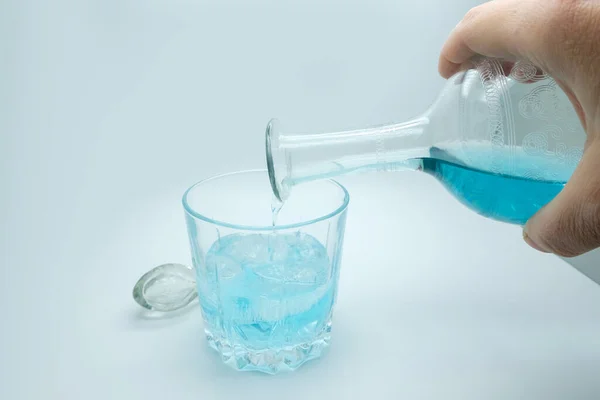 Kék Alkoholos Ital Egy Kancsóban Koktél Kék Ginnel Fehér Alapon — Stock Fotó