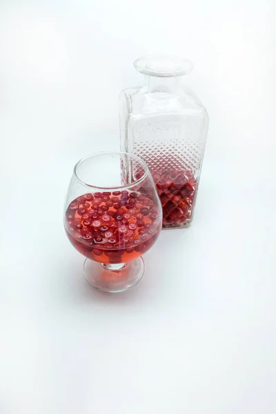 Концепция Алкогольных Напитков Домашняя Красная Настойка Красными Ягодами — стоковое фото